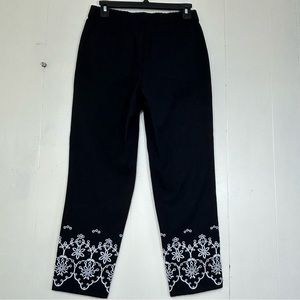 ISAAC MIZRAHI Black Embroidered Pull On Elastic Waist Capri Pants Size 4.